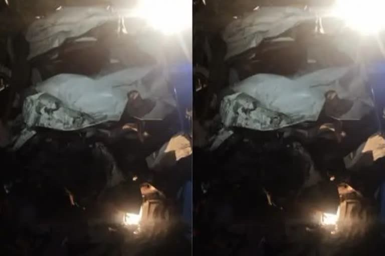 यमुना एक्सप्रेस-वे पर बस-कार में जोरदार टक्कर, 5 की मौत 1 घायल