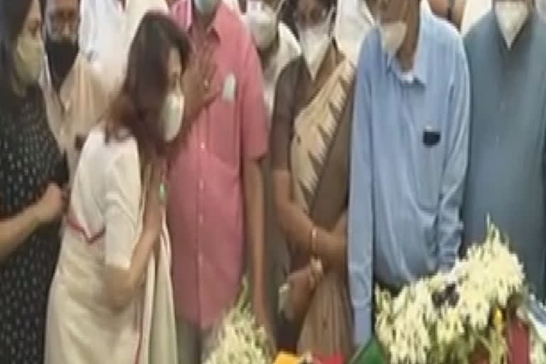 moon moon sen others pays last respect to subrata mukherjee