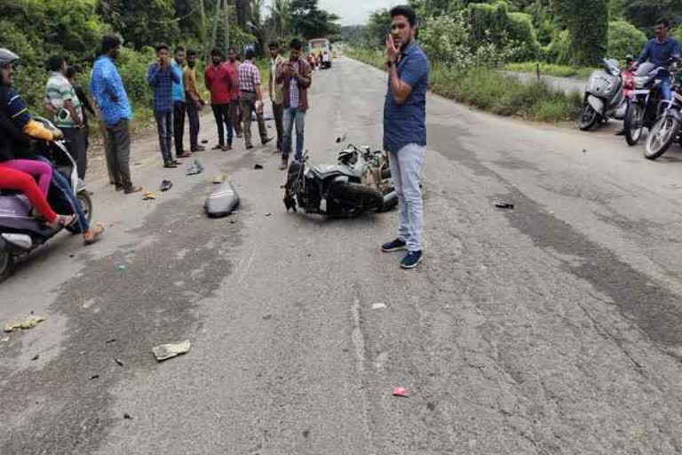 Accident between bus and bike - Two riders die on the spot