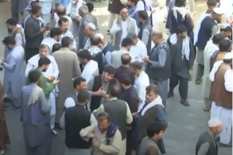 Kabul residents face difficulties withdrawing money from banks