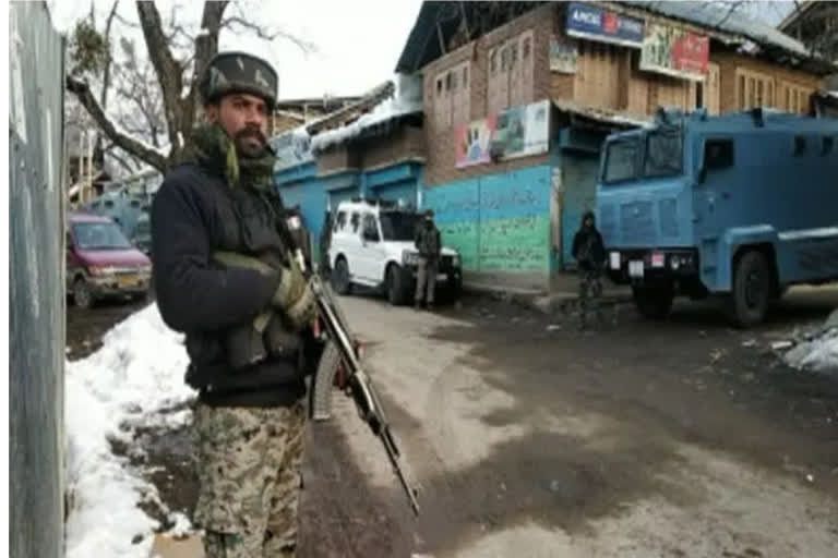 Kashmir Institute of Medical Sciences  Srinagar  security forces  Srinagar news  militants manage to flee  Sher Kashmir Institute of Medical Sciences Bemina  Sher Kashmir Institute of Medical Sciences Bemina news  സുരക്ഷ സേനക്ക് നേരെ ഭീകരാക്രമണം  തീവ്രവാദി ആക്രമണം  ബെമിന സ്‌കിംസ്  സ്‌കിംസ്‌ മെഡിക്കൽ കോളജ്‌ ആശുപത്രി  സ്‌കിംസ്‌ മെഡിക്കൽ കോളജ്‌ വാർത്ത