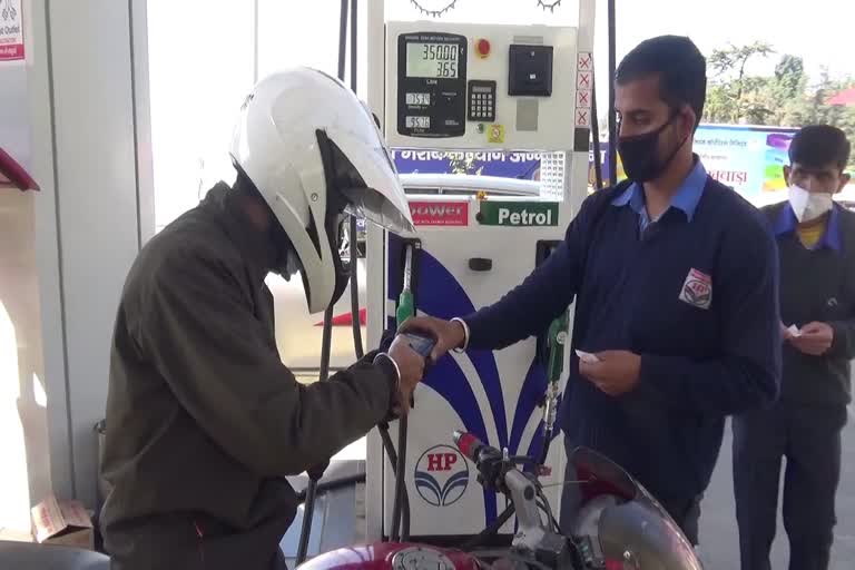 relief-to-people-due-to-reduced-vat-rates-on-petrol-and-diesel-in-the-capital-shimla
