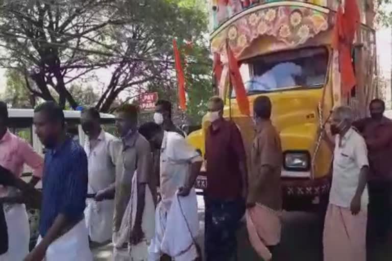 vehicle towing protest  vehicle towing protest news  kottayam vehicle towing protest  kottayam vehicle towing protest news  bms workers vehicle towing protest  വാഹനം കെട്ടിവലിച്ച് പ്രതിഷേധം  വാഹനം കെട്ടിവലിച്ച് പ്രതിഷേധം വാര്‍ത്ത  വാഹനം കെട്ടിവലിച്ച് പ്രതിഷേധ സമരം വാര്‍ത്ത  കോട്ടയം വാഹനം കെട്ടിവലിച്ച് പ്രതിഷേധം  കോട്ടയം വാഹനം കെട്ടിവലിച്ച് പ്രതിഷേധം വാര്‍ത്ത