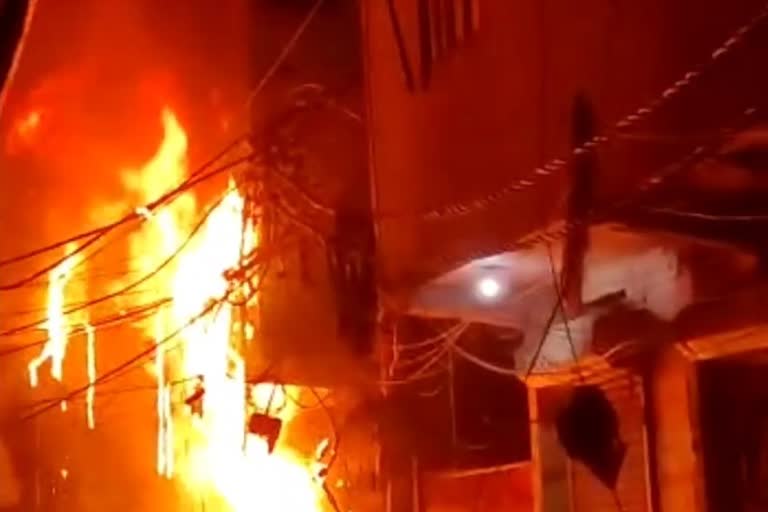 5 firefighters were seriously burnt in cylinder blast while dousing the fire