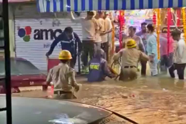 viral Video, viral Video of abusing rescue staff, viral Video of abusing rescue staff in Bengaluru, Bengaluru rain, Bengaluru rain news, ವಿಡಿಯೋ ವೈರಲ್​, ರಕ್ಷಣಾ ಸಿಬ್ಬಂದಿಗೆ ಅವಾಚ್ಯ ಶಬ್ದ ಬಳಕೆ ವಿಡಿಯೋ ವೈರಲ್​, ಬೆಂಗಳೂರಿನಲ್ಲಿ ರಕ್ಷಣಾ ಸಿಬ್ಬಂದಿಗೆ ಅವಾಚ್ಯ ಶಬ್ದ ಬಳಕೆ ವಿಡಿಯೋ ವೈರಲ್, ಬೆಂಗಳೂರು ಮಳೆ ಸುದ್ದಿ, ಬೆಂಗಳೂರು ಮಳೆ,