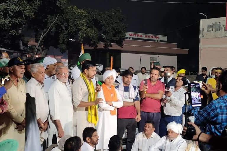 Farmers sitting on dharna in the police station to get the case registered