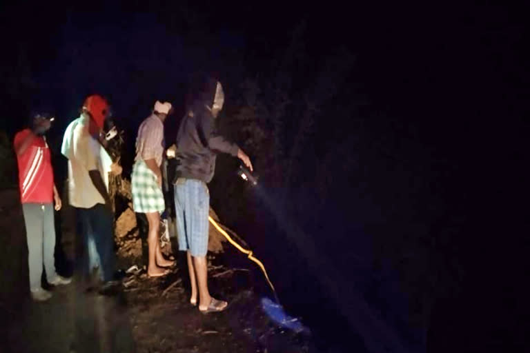 kodaikanal car accident  accident  car accident  car fall in to two hundred feet deep valley  dindigul news  dindigul latest news  200 அடி பள்ளத்தில் கவிழ்ந்த கார்  கொடைகானலில் 200 அடி பள்ளத்தில் கவிழ்ந்த கார்  திண்டுக்கல் செய்திகள்  விபத்து  கார் விபத்து  பள்ளத்தில் கவிழ்ந்த கார்  கொடைகானலில் பள்ளத்தில் கவிழ்ந்த கார்