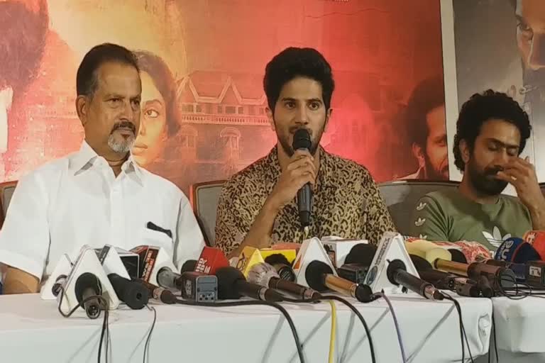 Dulquer Salmaan about Kurup release  Dulquer Salmaan about Kurup  റിസ്‌ക് ഏറ്റെടുക്കുമെന്ന് ദുല്‍ഖര്‍  താരങ്ങള്‍ കോര്‍പറേറ്ററുകള്‍ക്ക് ഒപ്പം നില്‍ക്കരുതെന്ന് ഫിയോക്ക്  പിടികിട്ടാപ്പുള്ളി സുകുമാര കുറുപ്പിന്‍റെ ജീവിത കഥ പറയുന്ന 'കുറുപ്പ്'  ദുല്‍ഖര്‍ സല്‍മാന്‍  ഫിയോക്ക് പ്രസിഡന്‍റ്‌ എം.വിജയകുമാര്‍  കുറുപ്പ്  Dulquer Salmaan  Dulquer Salmaan Kurup  dq  Sukumara Kurup  Kurup movie  Mammootty  Mammootty Dulquer Salmaan  Malayalam Cinema  movie  movie news  movies  film  films  film news  news  latest news  top news  trending  viral  Kurup song  Kurup video song  Kurup trailer  Kurup release  Kurup theatre release  OTT  OTT release  big budget movies  big budget  ETV  ETV  celebrity  celebrities  celebrity news