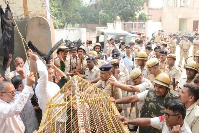 farmers-show-black-flags-to-sirsa-mp-sunita-duggal-in-bhiwani