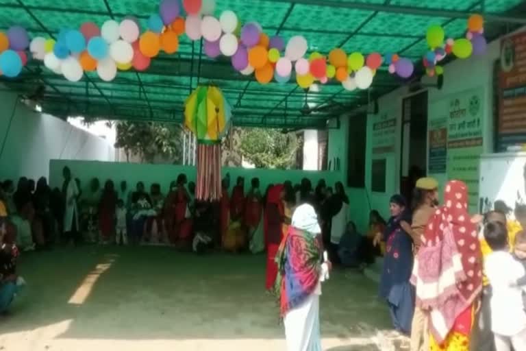 sisters-put-tilak-on-foreheads-of-brothers-from-the-middle-of-iron-lattice-in-dasna-jail