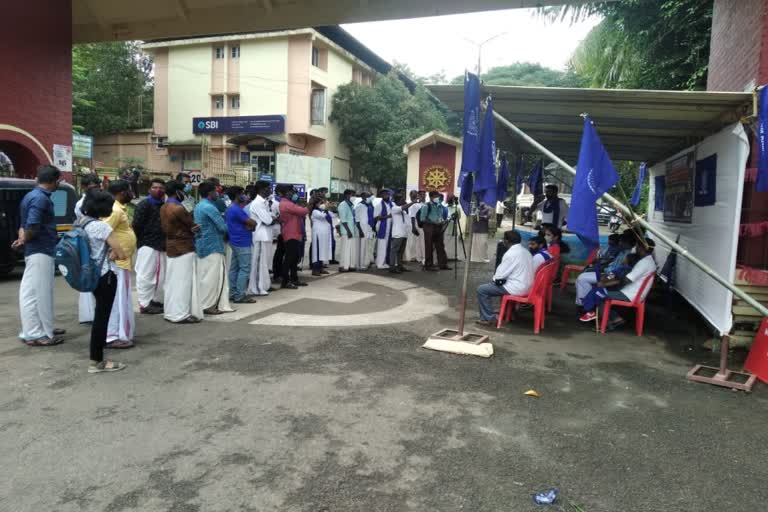 ഗവേഷക വിദ്യാർഥി സമരം വാര്‍ത്ത  ഗവേഷക വിദ്യാർഥി സമരം  ഗവേഷക വിദ്യാർഥി നിരാഹാര സമരം  ഗവേഷക വിദ്യാർഥി നിരാഹാര സമരം വാര്‍ത്ത  ജാതി അധിക്ഷേപം അധ്യാപകന്‍ വാര്‍ത്ത  ജാതി അധിക്ഷേപം അധ്യാപകന്‍  എംജി സര്‍വകലാശാല അധ്യാപകന്‍ വാര്‍ത്ത  എംജി സര്‍വകലാശാല അധ്യാപകന്‍  എംജി സര്‍വകലാശാല അധ്യാപകന്‍ നീക്കി വാര്‍ത്ത  എംജി സര്‍വകലാശാല അധ്യാപകന്‍ നീക്കി  നന്ദകുമാര്‍ കളരിക്കല്‍ വാര്‍ത്ത  നന്ദകുമാര്‍ കളരിക്കല്‍  എംജി സര്‍വകലാശാല ജാതി അധിക്ഷേപം വാര്‍ത്ത  എംജി സര്‍വകലാശാല ജാതി അധിക്ഷേപം  ദീപ പി മോഹന്‍ വാര്‍ത്ത  ദീപ പി മോഹന്‍  എംജി സര്‍വകലാശാല വൈസ് ചാന്‍സലര്‍ വാര്‍ത്ത  എംജി സര്‍വകലാശാല വൈസ് ചാന്‍സലര്‍  എംജി സര്‍വകലാശാല വിസി വാര്‍ത്ത  എംജി സര്‍വകലാശാല വിസി  നാനോ ടെക്നോളജി സെന്‍റര്‍ ഡയറക്‌ടര്‍  നാനോ ടെക്നോളജി സെന്‍റര്‍ ഡയറക്‌ടര്‍ വാര്‍ത്ത  നാനോ ടെക്നോളജി സെന്‍റര്‍ ഡയറക്‌ടര്‍ നീക്കി വാര്‍ത്ത  dalit phD scholar hunger strike news  researcher hunger strike news  mg university news  mg university hunger strike news  mg university vc news  mg university vc  mg university vice chancellor news  mg university vice chancellor  MGU dalit phD scholar news