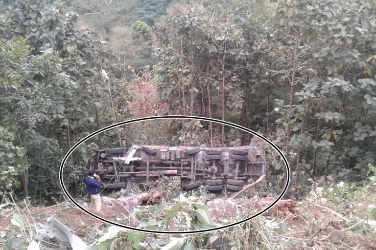 truck crashed due to brake failure in Kasara Ghat, 2 injured