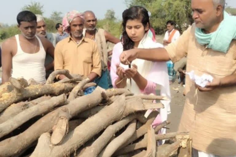 Daughter performed funeral of father in khagaria