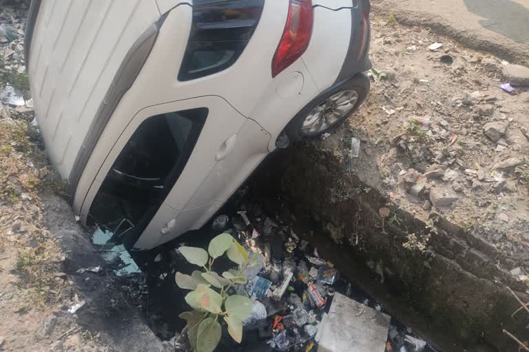 Car parked near a drain in Ghaziabad started moving on its own and fell into the drain