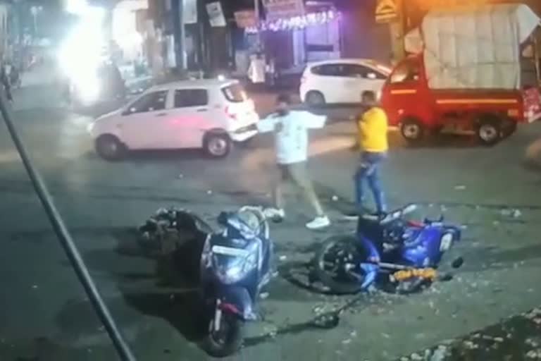 attack on youth by three-four's team in ulhasnagar, incident catch in cctv