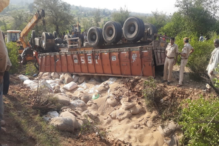 Truck overturned in Rajasthan, four died, six injured