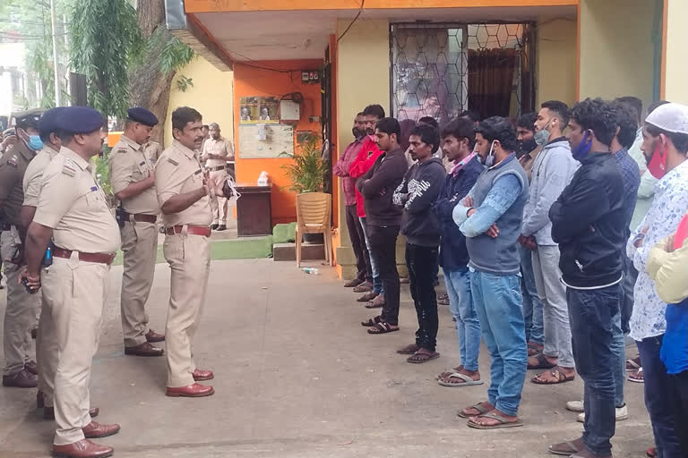 Bengaluru police  Drug peddlers and rowdy sheeters held  600 police personnel  DCP Sanjeev Patil  Bengaluru police operation  Rowdy Sheeter  raid  റെയ്‌ഡ്  ബെംഗളുരു പൊലീസ്  പൊലീസ് റെയ്‌ഡ്