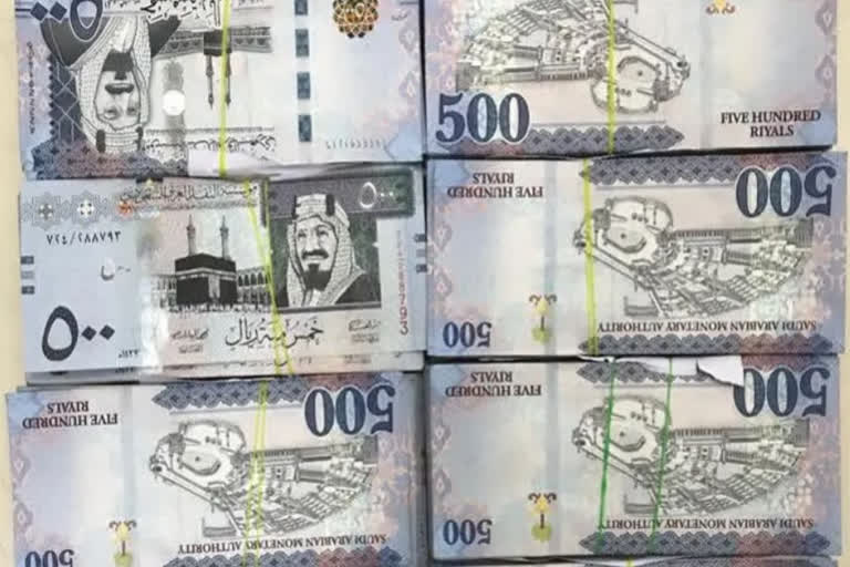 Large scale confiscation of foreign currency from a passenger at Shamshabad airport  crime at Shamshabad airport  foreign currency seized by cisf  riyal currency seized at Shamshabad airport  شمس آباد ایرپورٹ پر مسافر کے پاس سے بڑے پیمانہ پر بیرونی کرنسی ضبط  تلاشی کے دوران مشتبہ شئے کے ہونے کا پتہ چلا  سامان کی تلاشی لی گئی  بڑے پیمانہ پر سعودی ریال پائے گئے  یہ کرنسی کپڑوں میں چھپا کر رکھی گئی تھی  ریاست تلنگانہ کے دارالحکومت حیدرآباد کے شمس آباد ایرپورٹ