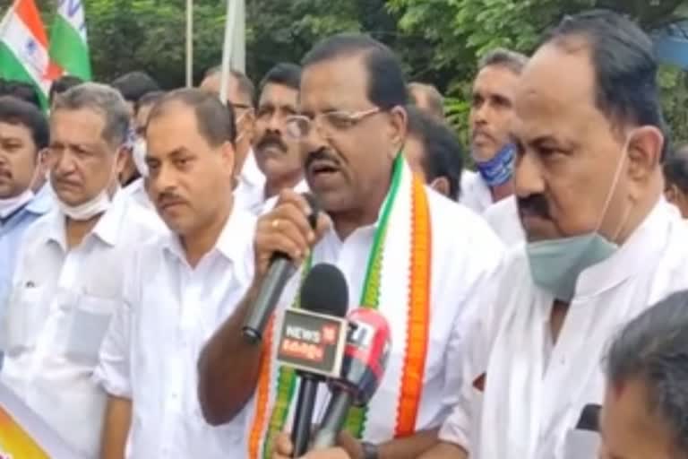 fuel price hike  congress protest  chakra sthambhana samaram  joju george vs congress  joju george car crash  rajmohan unnithan against joju george  ചക്രസ്‌തംഭന സമരം  കോൺഗ്രസ്‌ ചക്രസ്‌തംഭന സമരം  കോൺഗ്രസ്‌ സമരം  ജോജു ജോർജ്‌ കാര്‍  ജോജു ജോർജ്‌ കോണ്‍ഗ്രസ്‌ വിവാദം  ജോജു ജോർജ്‌ വിവാദം  രാജ്മോഹൻ ഉണ്ണിത്താൻ