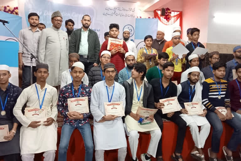 کانپور: سیرت النبی پر کوئز کمپٹیشن، طلباء میں انعامات تقسیم