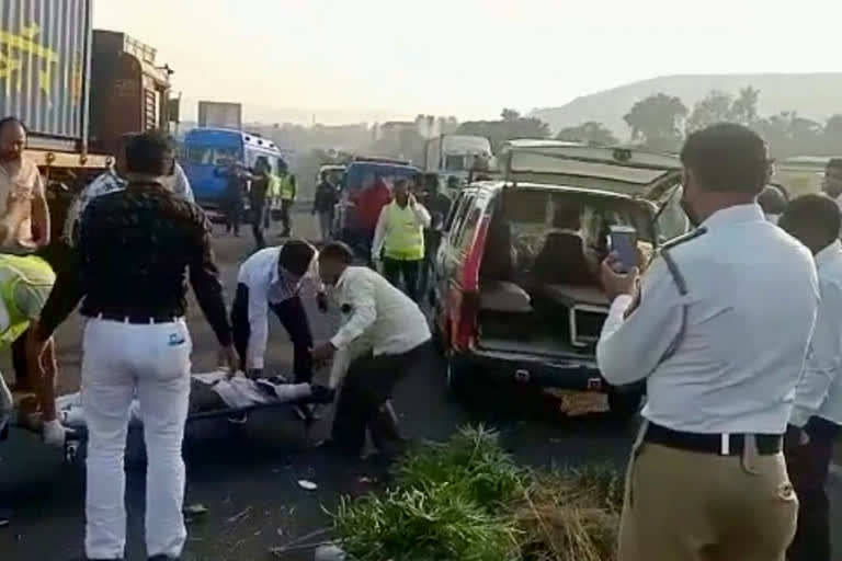 truck-two-wheeler Horrific accident, four people including 3 girls were crushed by the truck in nashik