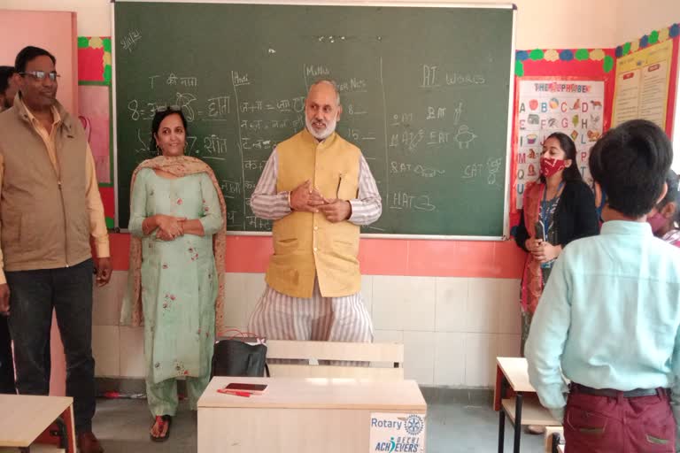 schools-in-delhi-open-after-18-months-former-mayor-of-ncd-visits-the-school