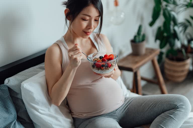 Labour, pregnancy, pregnant woman, pregnancy care, pregnancy diet, what to eat during pregnancy, how to Induce Labour Naturally, female health, womens health, health, pregnancy care tips, precautions to take during pregnancy, foods to eat during pregnancy, what to eat during pregnancy