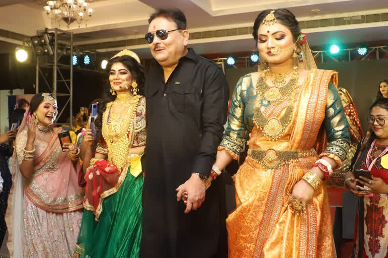 Madan Mitra walks on ramp in Glorious Make-up Artists Award Show