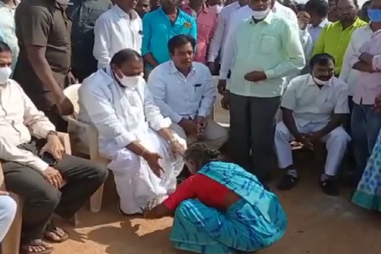 villagers-protest-against-pharma-company-in-chinnachintakunta-in-medak