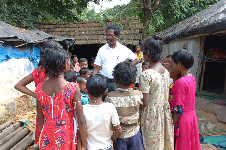 teacher-continuing-free-school-for-underprivileged-children-at-bankura-for-2-decades