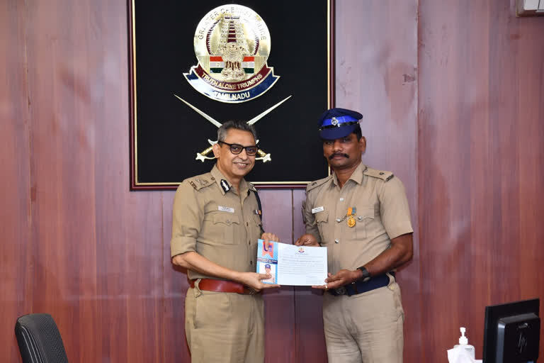 காரின் மீது பறந்து 2 கிலோ மீட்டர் பயணித்து குற்றவாளிகளை கைது செய்த காவலருக்கு மாதத்தின் நட்சத்திர விருது