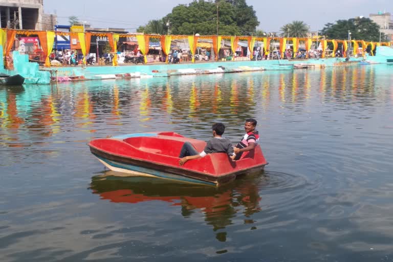 carpet-laid-on-talab-ghat-for-chhath-puja-2021-in-dumka