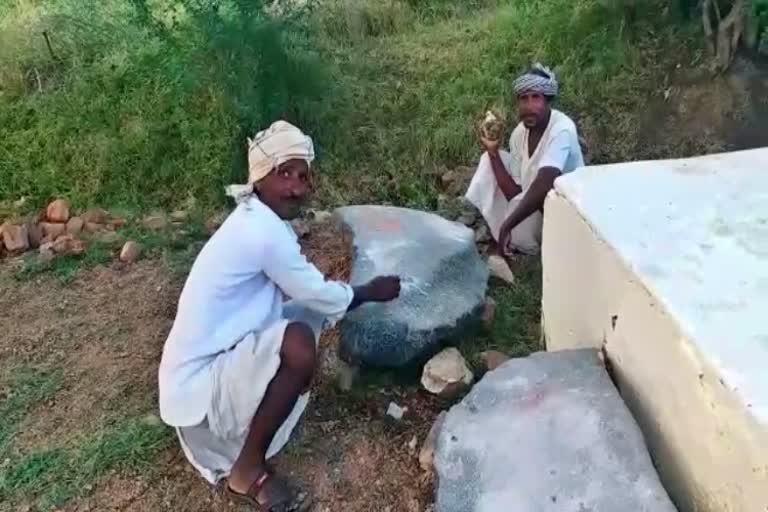 music in stone in front of Itagi temple