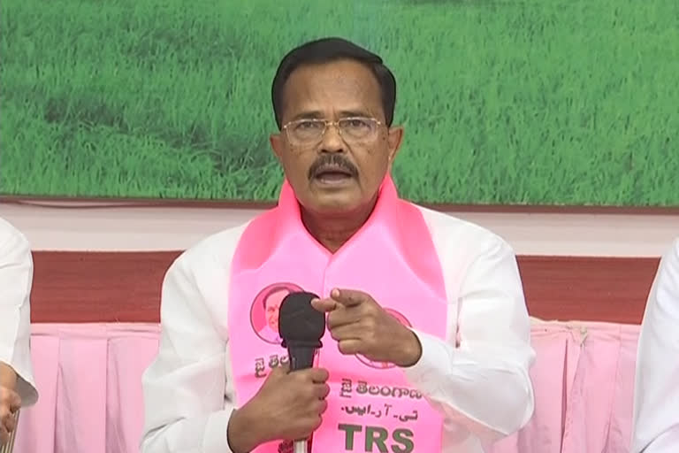 trs leader mothkupally narsimhulu fire on bandi sanjay