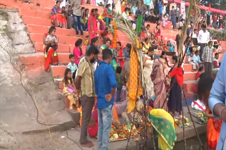 Women offered evening arghya at Mahadev Ghat