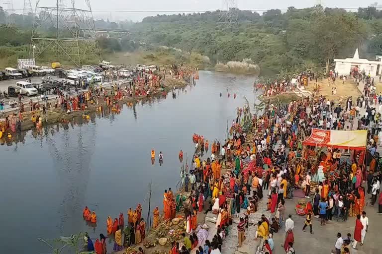 The devotees offered the first arghya to the setting sun