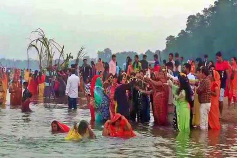 ଇବ ନଦୀ ଡଙ୍ଗାଘାଟରେ ଛଟ ପୂଜା ପାଳିଲେ ଶ୍ରଦ୍ଧାଳୁ