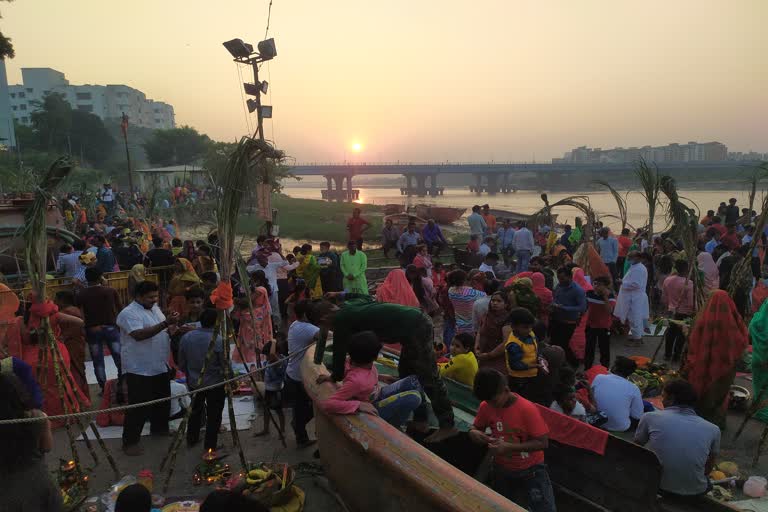 Chhath puja 2021: સુરતમાં રહેતા બિહાર અને ઝારખંડના લોકોએ લાખોની સંખ્યામાં કરી છઠપૂજા