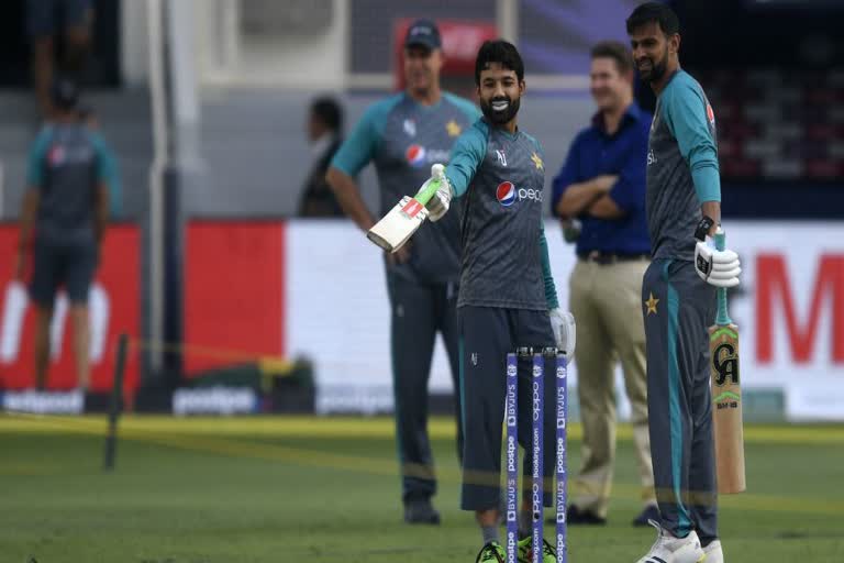 Pakistan's Rizwan, Malik get 'light flu' before semi-final