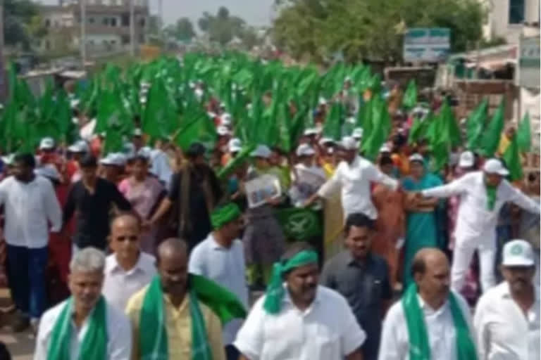 Tension mounts in Amravati farmers' 'Mahapadyatra'