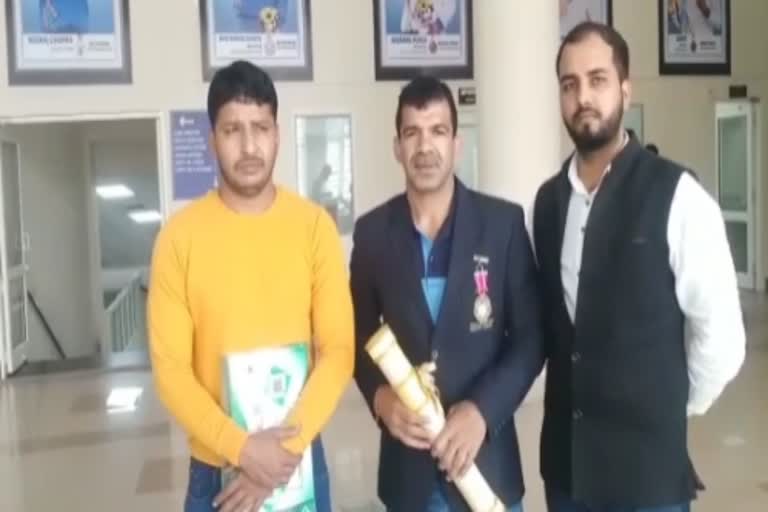 padma-shri-awardee-goonga-pehelwan-met-sports-director-in-panchkula