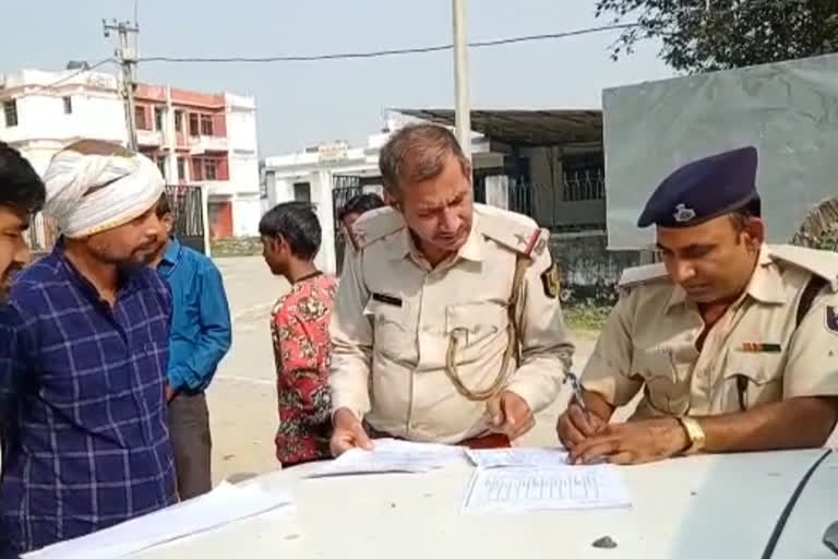 मामले की जांच में जुटे पुलिसकर्मी