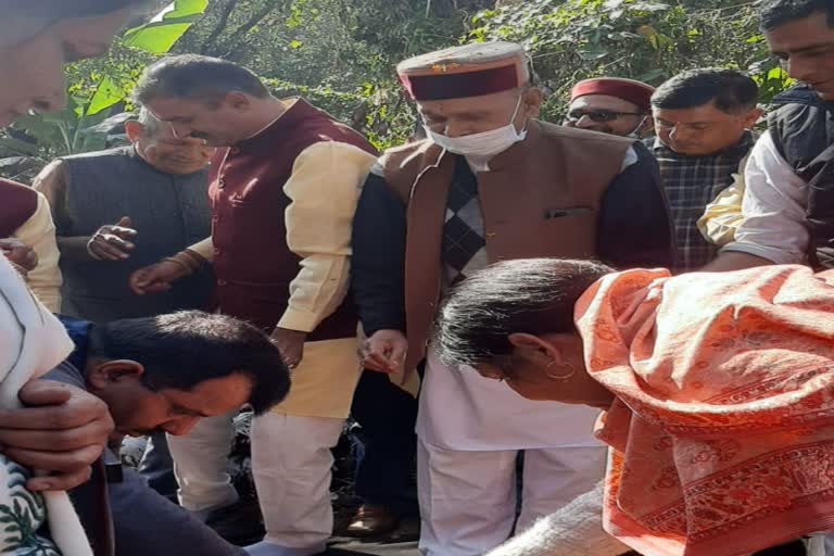 former-cm-dhumal-worshiped-cows-in-hamirpur-on-gopashtami