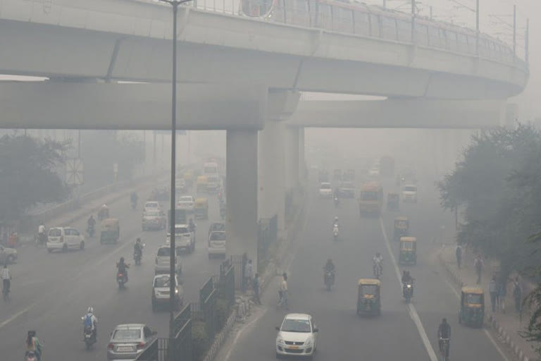Noida's air pollution continues to rise since Diwali  air pollution in Noida  air pollution in delhi ncr  etv bharat urdu news  نوئیڈا کی فضائی آلودگی میں مسلسل اضافہ ہورہا ہے  این سی آر کے بیشتر بڑے شہر ڈارک ریڈ زون میں  این سی آر کا سب سے آلودہ شہر غازی آباد  فضائی آلودگی کی صورتحال خراب  محکمہ آلودگی نے کئی اہم اقدامات کئے