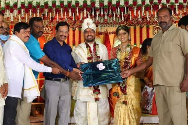 ts-rtc-had-started-an-initiative-of-providing-gifts-to-those-who-book-a-rtc-bus-for-their-marriage-ceremonies