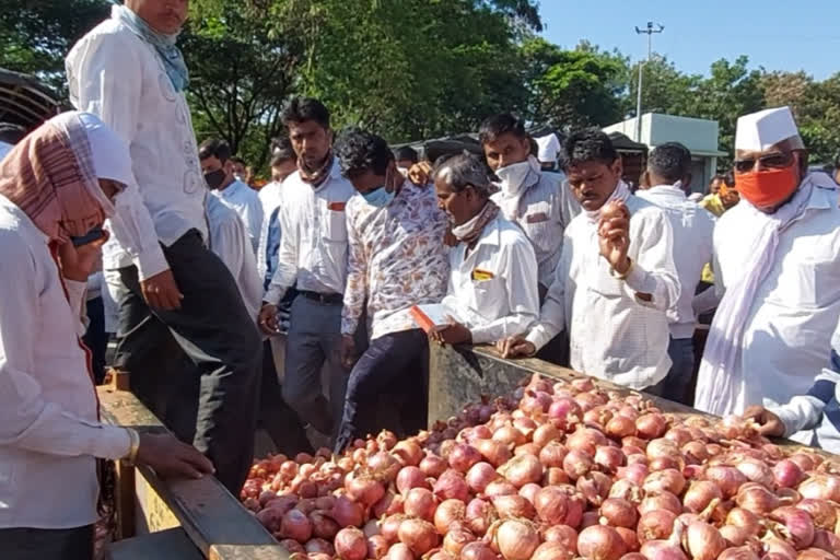 व्यापार्‍यांच्या तोंडाला काळे फासणार, राज्य कांदा उत्पादक शेतकरी संघटनेचा इशारा