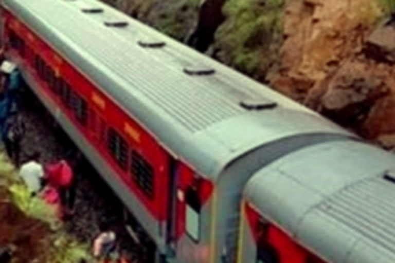 Bengaluru-bound train derail  Train derail  Kannur-Bengaluru Express derail  കണ്ണൂർ യശ്വന്ത് എക്‌സ്പ്രസ്‌ പാളം തെറ്റി  കണ്ണൂർ യശ്വന്ത് എക്‌സ്പ്രസ്‌  ട്രെയിൻ പാളം തെറ്റി  യാത്രക്കാർ സുരക്ഷിതമെന്ന് റെയിൽവെ  Five coaches of Bengaluru-bound train derail  Bengaluru-bound train derail news  Kannur yaswanthpur express news  കണ്ണൂർ യശ്വന്ത് എക്‌സ്പ്രസ്‌  ട്രെയിൻ പാളം തെറ്റി