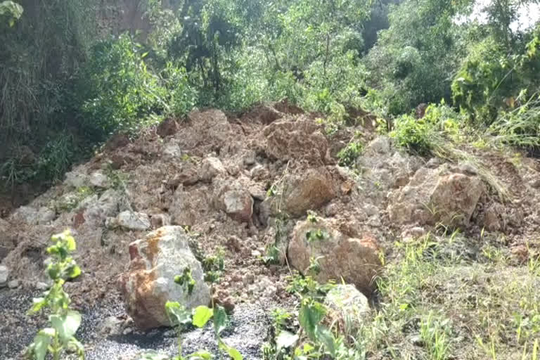 Neyyattinkara Heavy rain  Neyyattinkara Heavy rain news  landslide warning Neyyattinkara news  Neyyattinkara Heavy rain landslide warning  നെയ്യാറ്റിൻകരയിൽ കനത്ത മഴ  കനത്ത മഴയിൽ ഉരുൾപൊട്ടലിന് സമാനമായ മണ്ണിടിച്ചിൽ  ഉരുൾപൊട്ടലിന് സമാനമായ മണ്ണിടിച്ചിൽ  മണ്ണിടിച്ചിൽ വാർത്ത