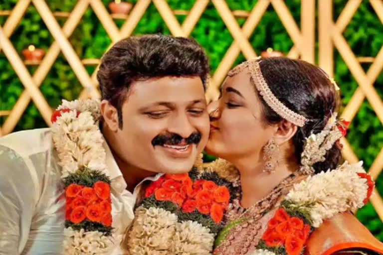 actress chandra lakshman got married  chandra lakshman  chandra lakshman marriage  tosh christie  actress chandra lakshman married tosh christie  நடிகைக்கு திருமணம்  சந்திர லக்‌ஷ்மண்  சந்திர லக்‌ஷ்மண் திருமணம்  சந்திர லக்‌ஷ்மண் டோஸ் கிறிஸ்டியை திருமணம் செய்துகொண்டார்  சந்திர லக்‌ஷ்மண் டோஸ் கிறிஸ்டி