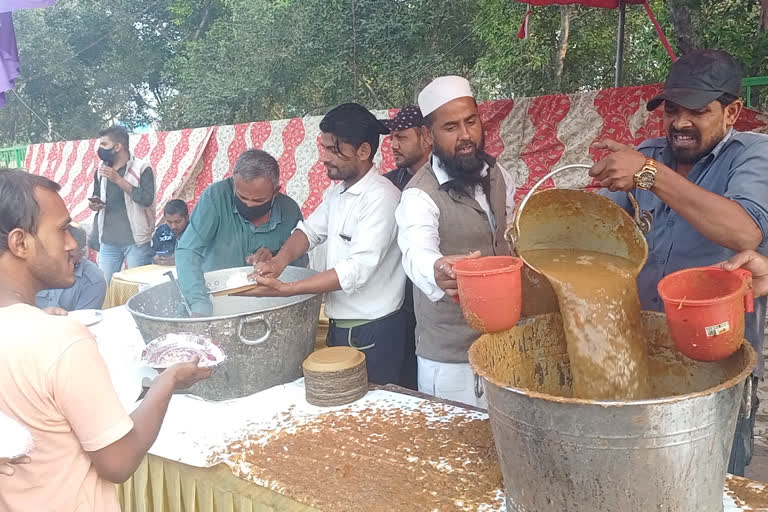 Auto drivers from Shaheen Bagh set up langar in Noida  Auto drivers organized langar program in noida  langar program organized in noida  etv bharat urdu news  شاہین باغ کے آٹو ڈرائیورز نے نوئیڈا میں لنگر کا اہتمام کیا  ہر وقت مسافروں کی بھیڑ رہتی ہے  شاہین باغ سے نوئیڈا آنے اور جانے والے آٹو ڈرائیور  آٹو ڈرائیوروں نے لنگر کا اہتمام کیا  ہندو اور مسلمان دونوں شامل  چندہ اکٹھا کرکے اس لنگر کا اہتمام کیا  سیکٹر 37 اسٹینڈ کے آٹو ڈرائیوروں سے چندہ لیا گیا